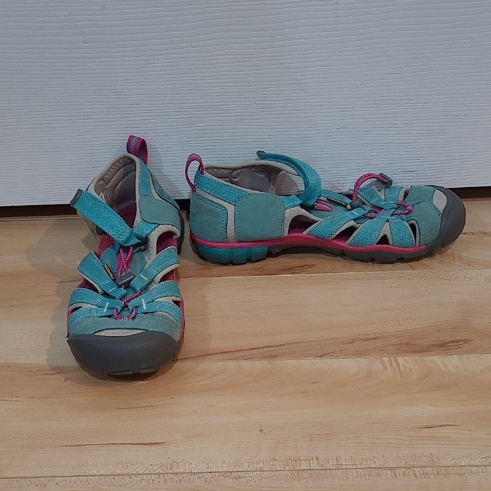 Keen Kids Size 5 Sandals